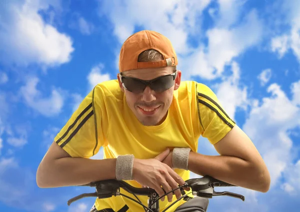 Retrato Jovem Montando Uma Bicicleta Camisa Amarela Fundo Céu Azul — Fotografia de Stock