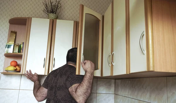 Joven Con Camisa Asomándose Armario Cocina Casa Visto Desde Atrás — Foto de Stock