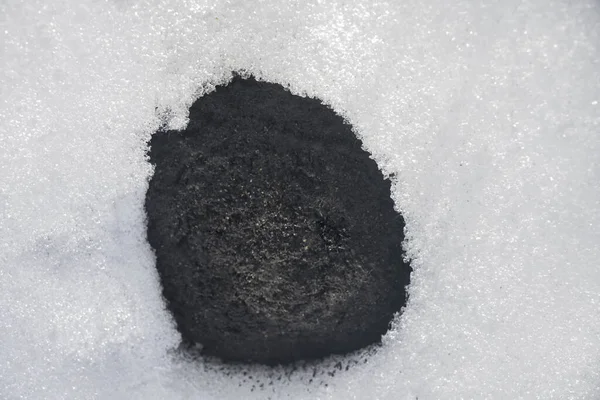 Ziemia Pokryta Śniegiem Topniejący Śnieg Ziemi Czarna Mokra Gleba Sezon — Zdjęcie stockowe