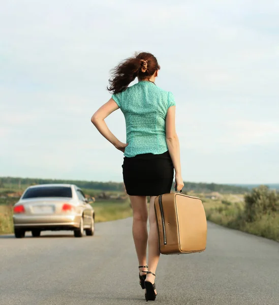 Atrás Vista Trasera Mujer Joven Caminando Con Siutcase Retro Camino — Foto de Stock