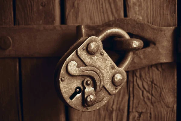 Μια Παλιά Κλειδαριά Κρεμασμένη Ξύλινη Πόρτα Παλιός Πάντλοκ Σκουριασμένη Κλειδαριά — Φωτογραφία Αρχείου