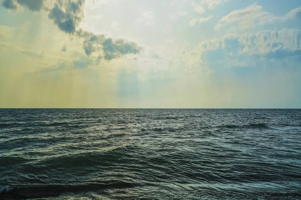 Fundo Natureza Mar Céu Azul Dramático Maré Mar Durante Crepúsculo — Fotografia de Stock