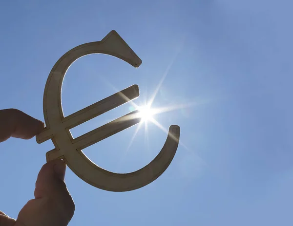 Mano Del Hombre Sosteniendo Letrero Madera Euro Contra Cielo —  Fotos de Stock