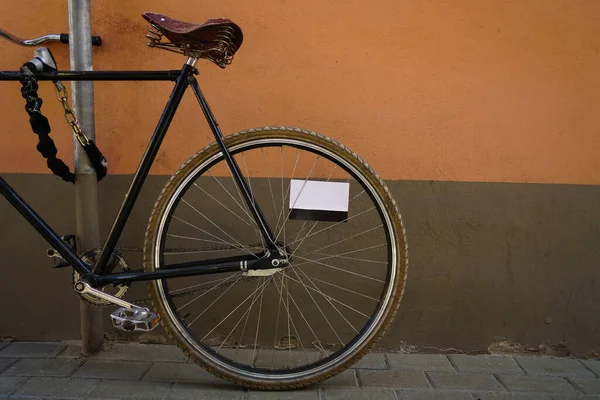 Elegante Vecchio Stile Bicicletta Nera Sfondo Marrone Arancione Parete Bicicletta — Foto Stock