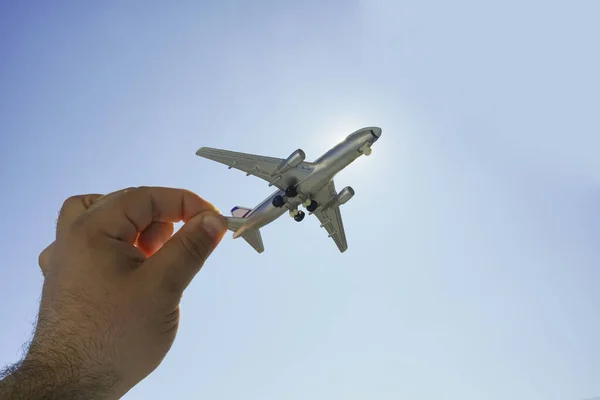 Oyuncak Uçak Elinde Seyahat Hayallerin Sembolü Oyuncak Uçak Tutan Hayalleri — Stok fotoğraf