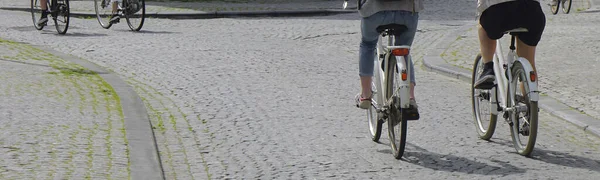 Женщины Ездят Велосипедах Европейской Улице Городской Велосипед Фабрегас Бельгия — стоковое фото