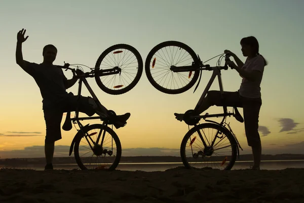 Paar Man Vrouw Met Twee Fietsen Kijken Zonsondergang Zee Zomertijd — Stockfoto