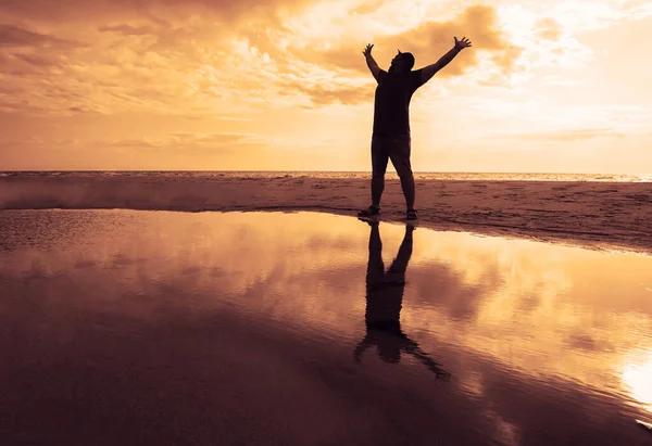 Silhouette Jeune Homme Les Mains Levées Sur Fond Coucher Soleil — Photo