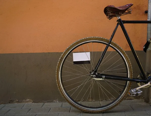 Stylowy Czarny Rower Starym Stylu Brązowym Pomarańczowym Tle Ściany Rower — Zdjęcie stockowe