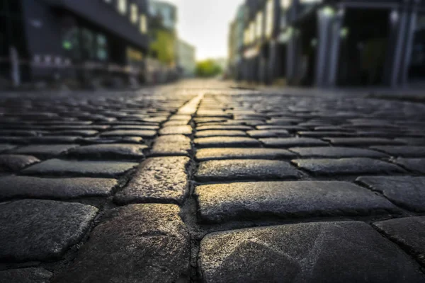 レトロなヴィンテージの石畳で日没時にヨーロッパの旧市街 石畳の道を歩く石の背景 — ストック写真