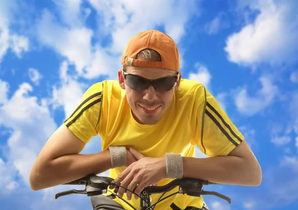 青空を背景に黄色いシャツを着た若い男の肖像画 白い曇天 笑顔の幸せな顔 — ストック写真