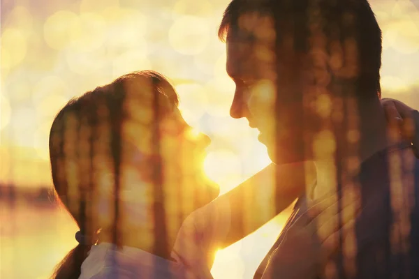 Silhouette Happy Kissing Couple Outdoors — Stock Photo, Image