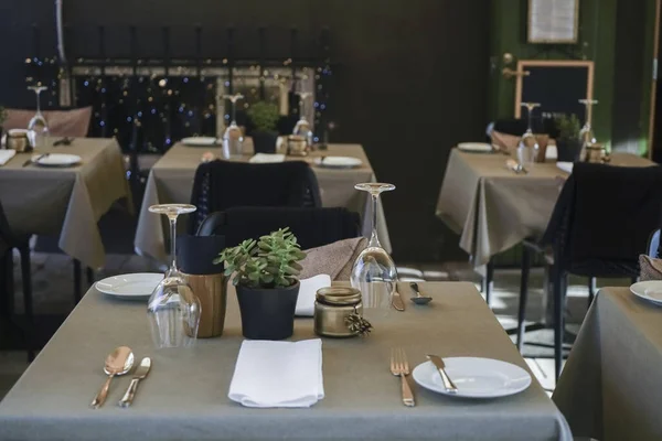 Ebédlőasztaloknál Kávézóban Vagy Étteremben Gyönyörűen Felszolgált Asztalok Egy Étteremben — Stock Fotó