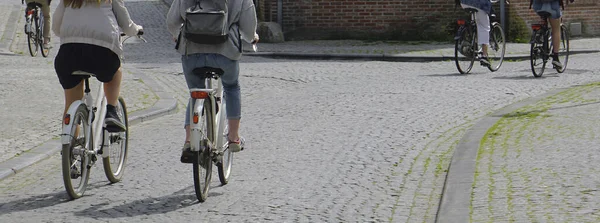 Mujeres Montando Bicicletas Calle Europea Bicicleta Alquiler Amberes Bélgica — Foto de Stock