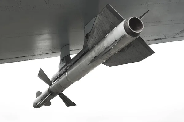 在飞机翼下的战斗导弹特写 被白色背景隔离 不同国家间武装冲突的概念和以武力维护其利益 — 图库照片