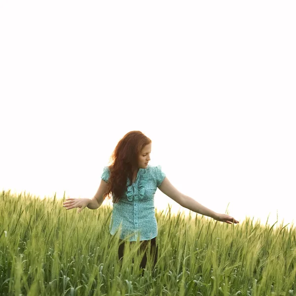 Mladý Šťastný Dívka Hrát Světlem Zeleném Pšeničném Poli — Stock fotografie