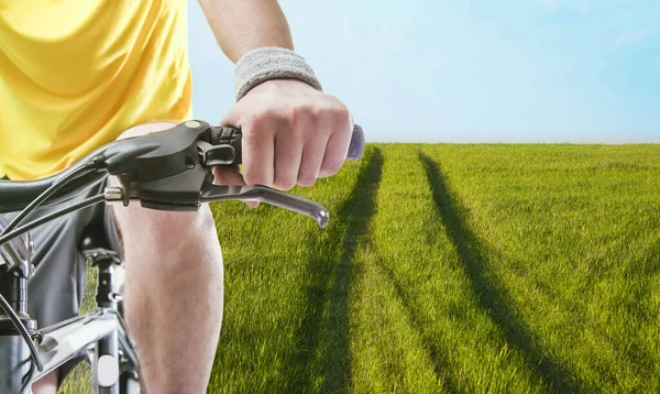 Hand Holding Handlebar Bicycle Green Grass Meadow Background Front View — Stock Photo, Image