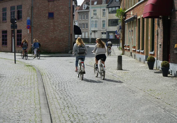 Γυναίκες Ιππεύουν Ποδήλατα Στην Ευρωπαϊκή Οδό Ποδήλατο Ενοικίασης Πόλης Αμβέρσα — Φωτογραφία Αρχείου