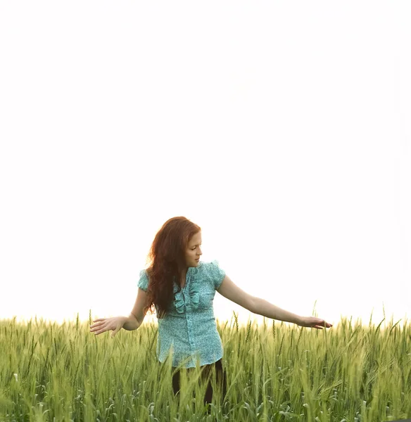年轻快乐的女孩在绿麦田里玩灯 — 图库照片
