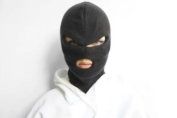 Mulher Vestindo Capuz Branco Balaclava Máscara Preta Isolada Fundo Parede — Fotografia de Stock