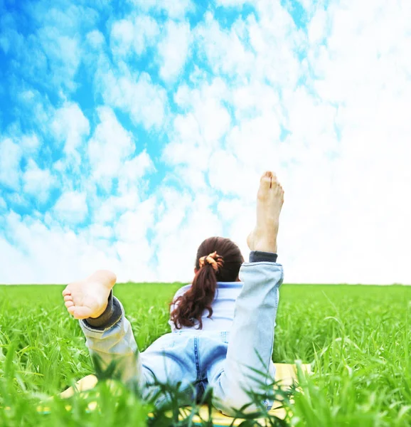 Yeşil Çimlerde Mavi Bulutlu Gökyüzünde Uzanan Genç Kız Açık Havada — Stok fotoğraf