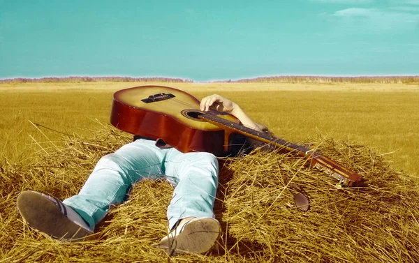 Country Müzik Kızı Yazın Sonbaharda Taze Saman Üzerinde Eski Retro — Stok fotoğraf