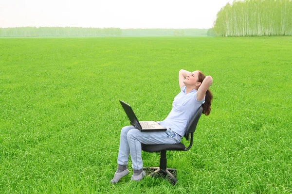 Ragazza Con Computer Portatile Seduta Rilassante Campo Erba Verde — Foto Stock