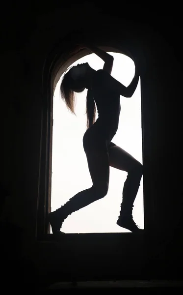 站在巨大窗户上的年轻 体形良好的芭蕾舞演员的肖像 — 图库照片