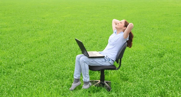 Ragazza Con Computer Portatile Seduta Rilassante Campo Erba Verde — Foto Stock