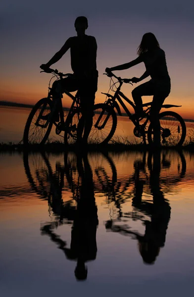 자전거를 친구들 해안을 실루엣 — 스톡 사진
