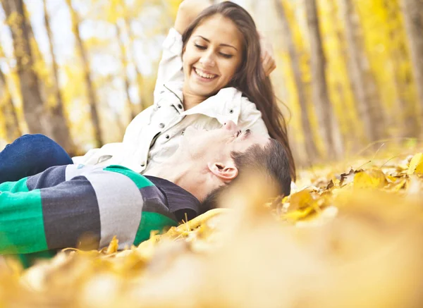 Jeune Adulte Beau Couple Couché Sur Des Feuilles Fraîches Automne — Photo