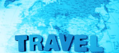 Kelimeler harflerle yazılır. Dünya haritası arka planı. en üstteki görünüm.