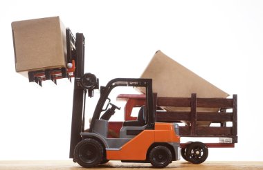 Forklift kargoyu depodan kamyona yüklüyor. Beyaz arka planda izole edilmiş. Karton kargo kutuları beyaz üzerine izole edilmiş standart küçük motor kamyon kaldırma