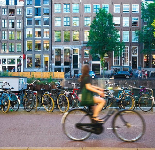 Bulanık Yeşil Elbiseli Genç Bir Kadın Amsterdam Hollanda Bisiklet Sürüyor — Stok fotoğraf