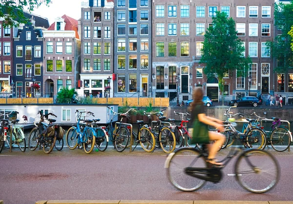 Amsterdã Holanda Julho 2019 Jovem Mulher Borrada Vestido Verde Com — Fotografia de Stock