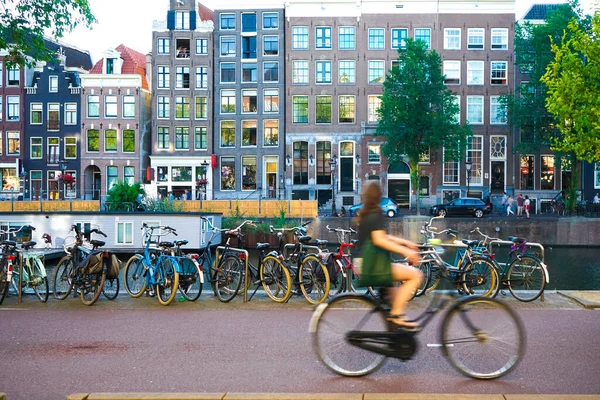 Άμστερνταμ Ολλανδία Ιουλίου 2019 Νεαρή Θολή Γυναίκα Πράσινο Φόρεμα Τσάντα — Φωτογραφία Αρχείου