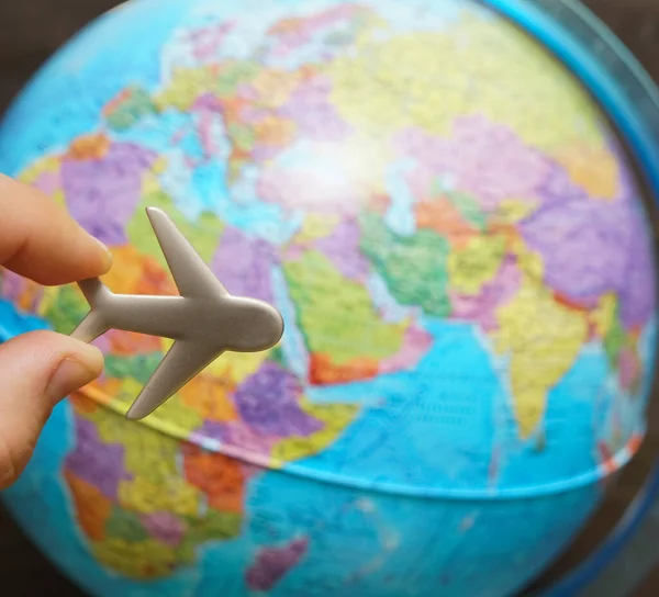 Metalowy Żelazny Samolot Zabawkowy Kuli Ziemskiej Koncepcja Podróży Lotniczych Podróż — Zdjęcie stockowe