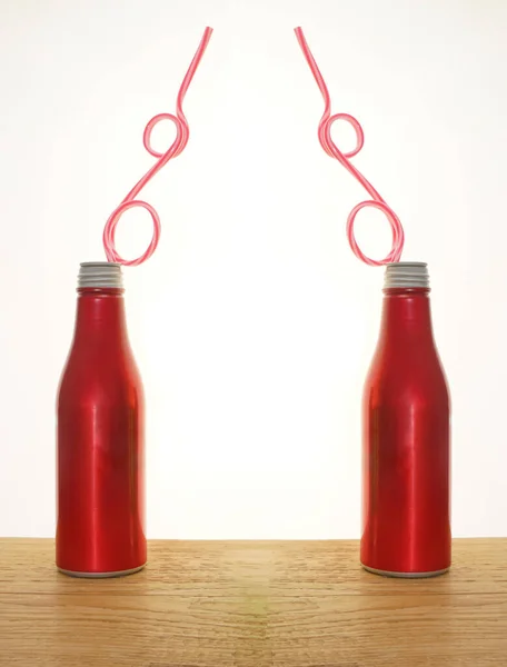 Dos Botellas Aluminio Rojo Con Paja Sobre Mesa Madera Aisladas — Foto de Stock