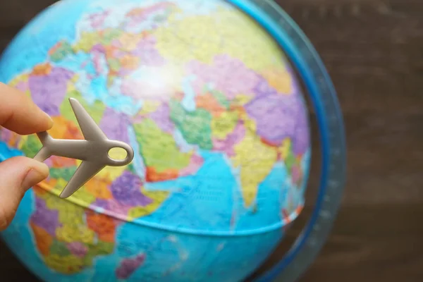 Μεταλλικό Σιδερένιο Παιχνίδι Αεροπλάνο Στον Κόσμο Σχέδιο Πτήσης Ταξιδεύοντας Αεροπλάνο — Φωτογραφία Αρχείου