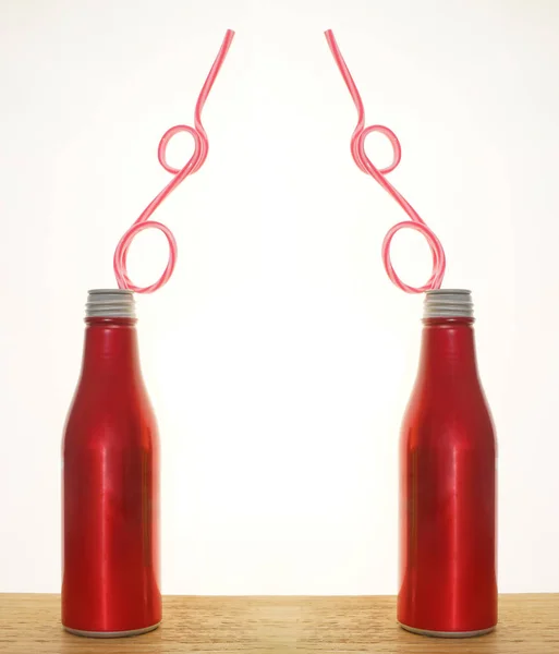 Dos Botellas Aluminio Rojo Con Paja Sobre Mesa Madera Aisladas — Foto de Stock