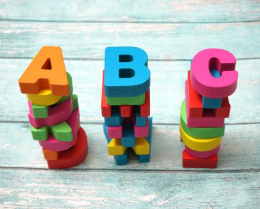  Tahta bir alfabe alfabesinin ABC harflerini engeller. A B C harfli ahşap küpleri mavi ahşap arka planda izole edilmiş..