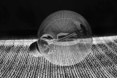 Kaliteli ampul arka planda duruyor. Siyah arkaplanda izole.