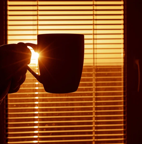 Mano Masculina Sosteniendo Taza Café Con Diseño Interior Hermoso Patrón — Foto de Stock