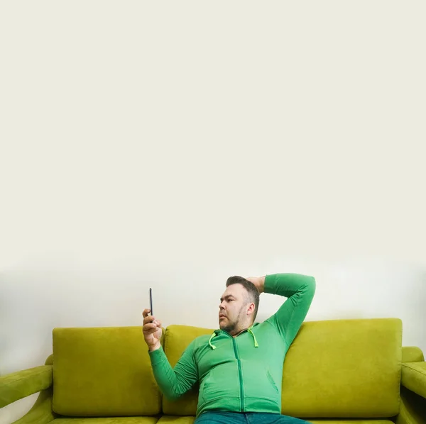 Серьезный Человек Зеленой Повседневной Одежде Серфинг Сети Текстовые Сообщения Мобильного — стоковое фото