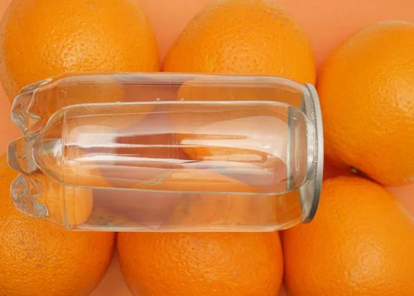 Apelsinjuice Plastflaska Konceptuell Bild Fortfarande Naturligt Vatten — Stockfoto