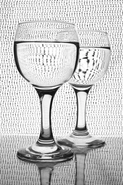 2杯の白ワイングラスをネットの背景に隔離 — ストック写真