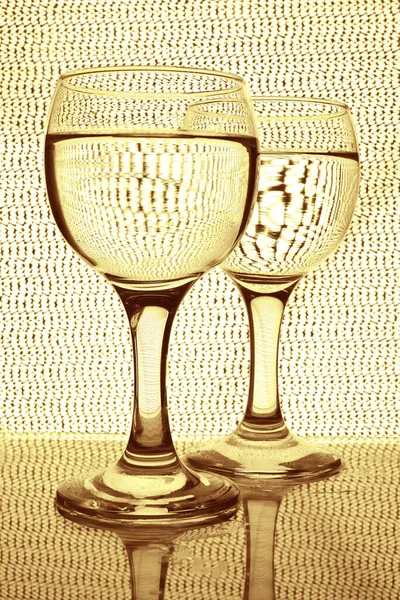 網の背景に2つの白ワイングラス — ストック写真