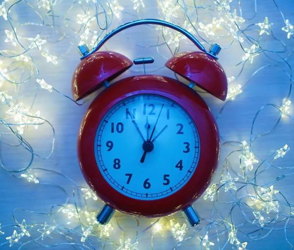 Närbild Röd Väckarklocka Med Julen Midnatt Glänsande Gyllene Abstrakt Bakgrund — Stockfoto