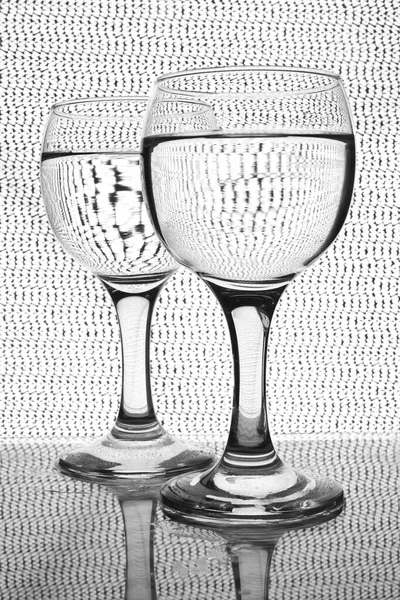 2两个白色酒杯在网底隔离 — 图库照片