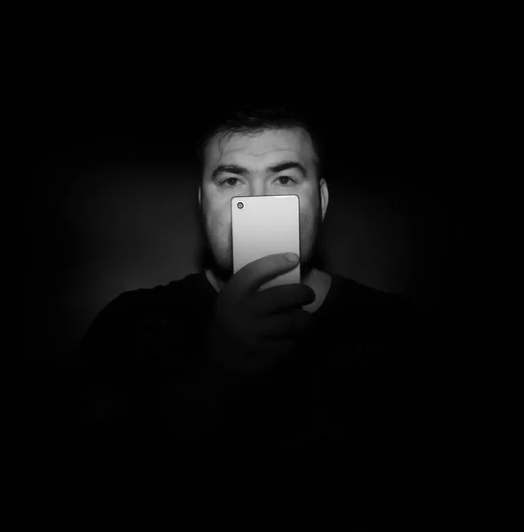 Przystojny Mężczyzna Średnim Wieku Patrząc Daleko Telefonu Komórkowego Zaskakująco Czarnej — Zdjęcie stockowe